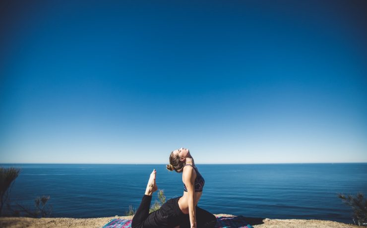 Mujer haciendo yoga